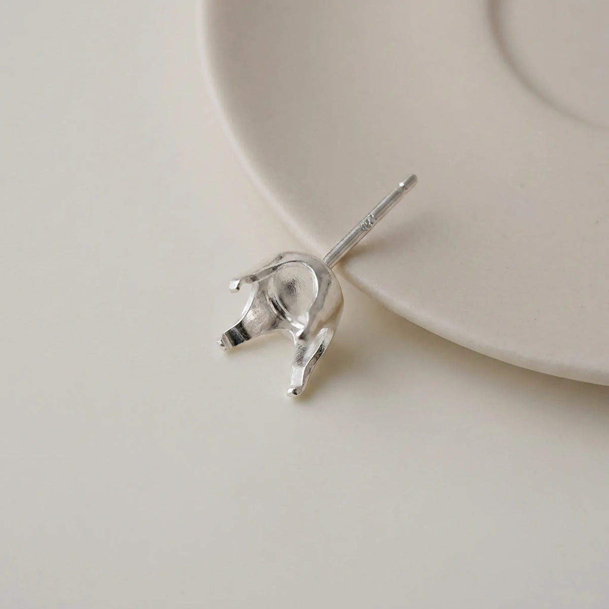 Side view of 925 sterling silver 4-prong snap-in stud earring setting with post