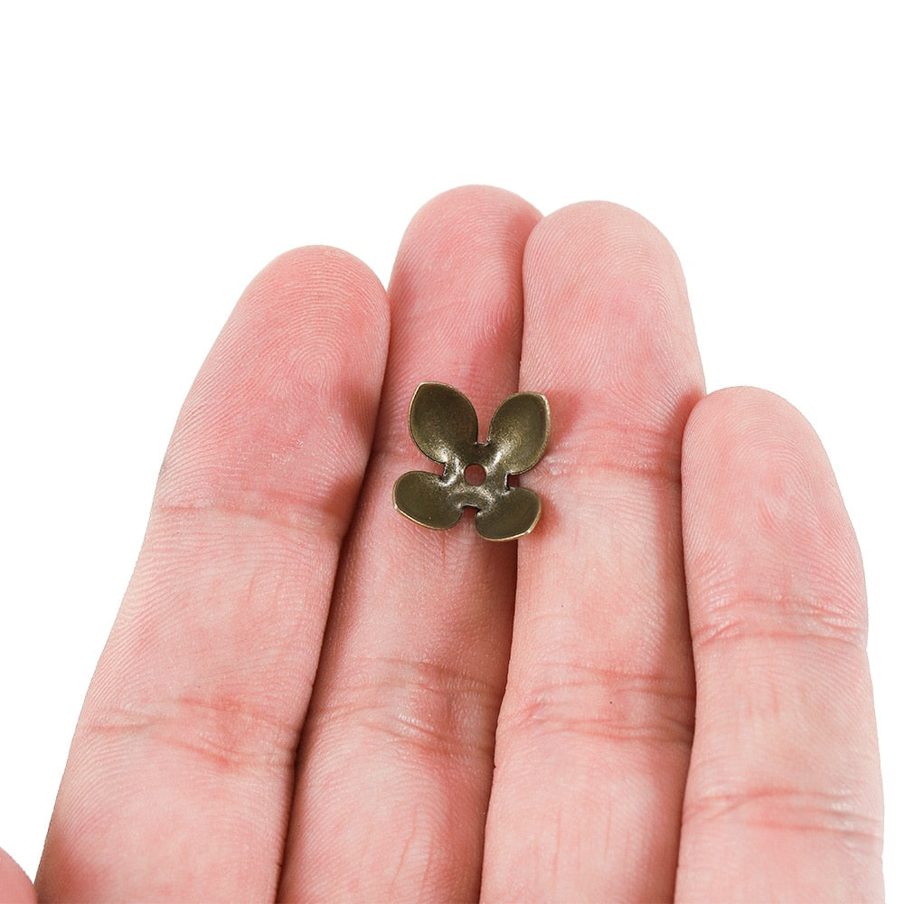 15 x 8 mm vergoldete Perlenkappen mit vier Blättern, 50 Stück