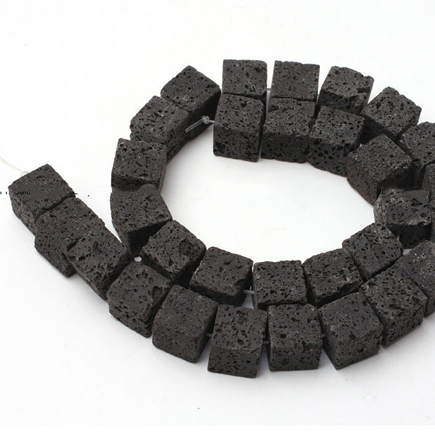 Schwarze Würfel-Lavaperlen, 8–12 mm