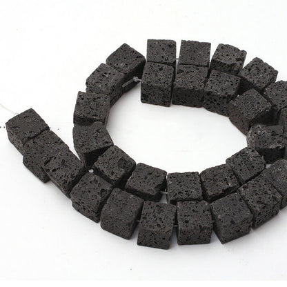 Schwarze Würfel-Lavaperlen, 8–12 mm