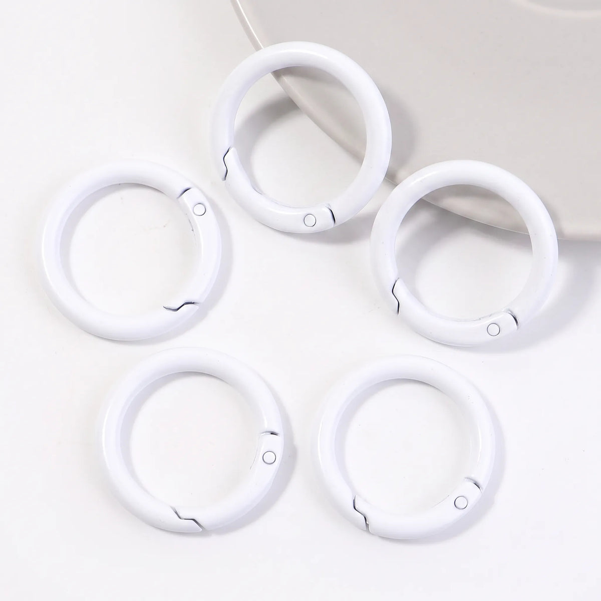 White metal round carabiner clasps for keychains and accessories
