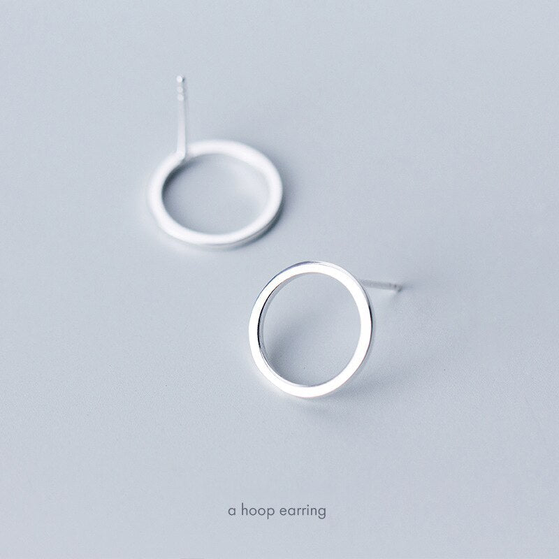 Einfacher geometrischer runder Ohrstecker