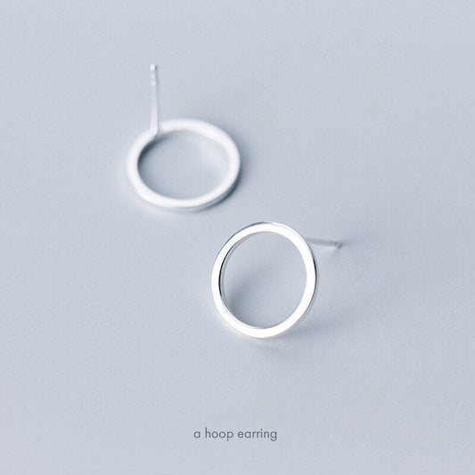 Einfacher geometrischer runder Ohrstecker