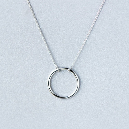 Klassische Halskette mit rundem Kreisanhänger
