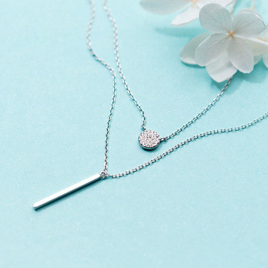 Halskette mit geometrischem Anhänger aus silberner Zirkonscheibe