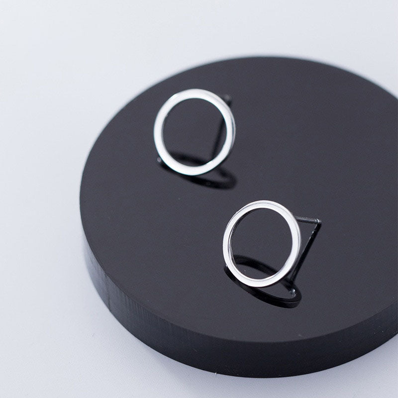 Einfacher geometrischer runder Ohrstecker