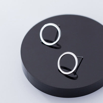 Einfacher geometrischer runder Ohrstecker