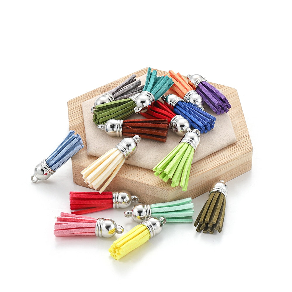 20 pendentifs en cuir vintage avec pompon de 38 mm.