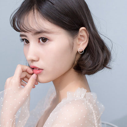 Einfacher geometrischer runder Ohrstecker