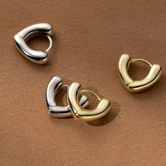 Boucles d'oreilles créoles lisses et brillantes en forme de cœurs simples