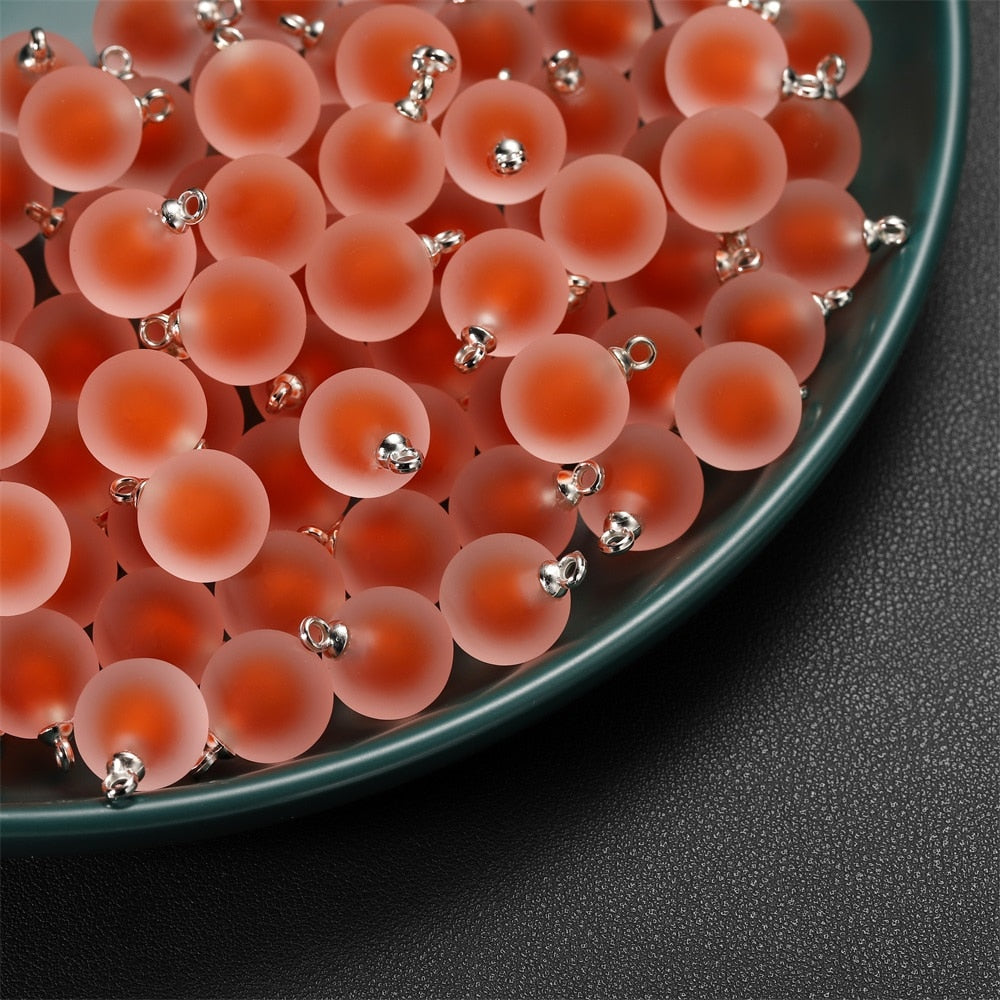 Mattierter runder Charms-Anhänger aus Harz