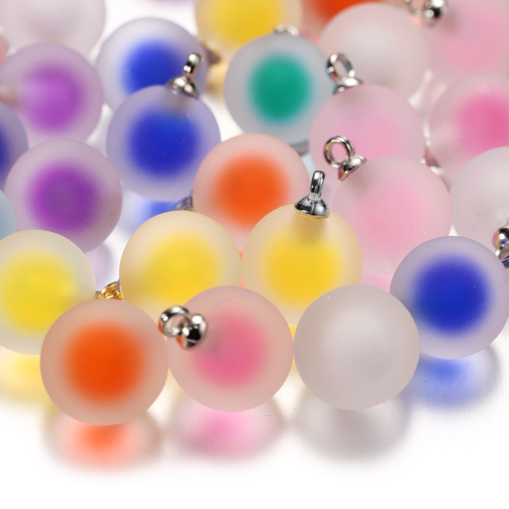 Mattierter runder Charms-Anhänger aus Harz