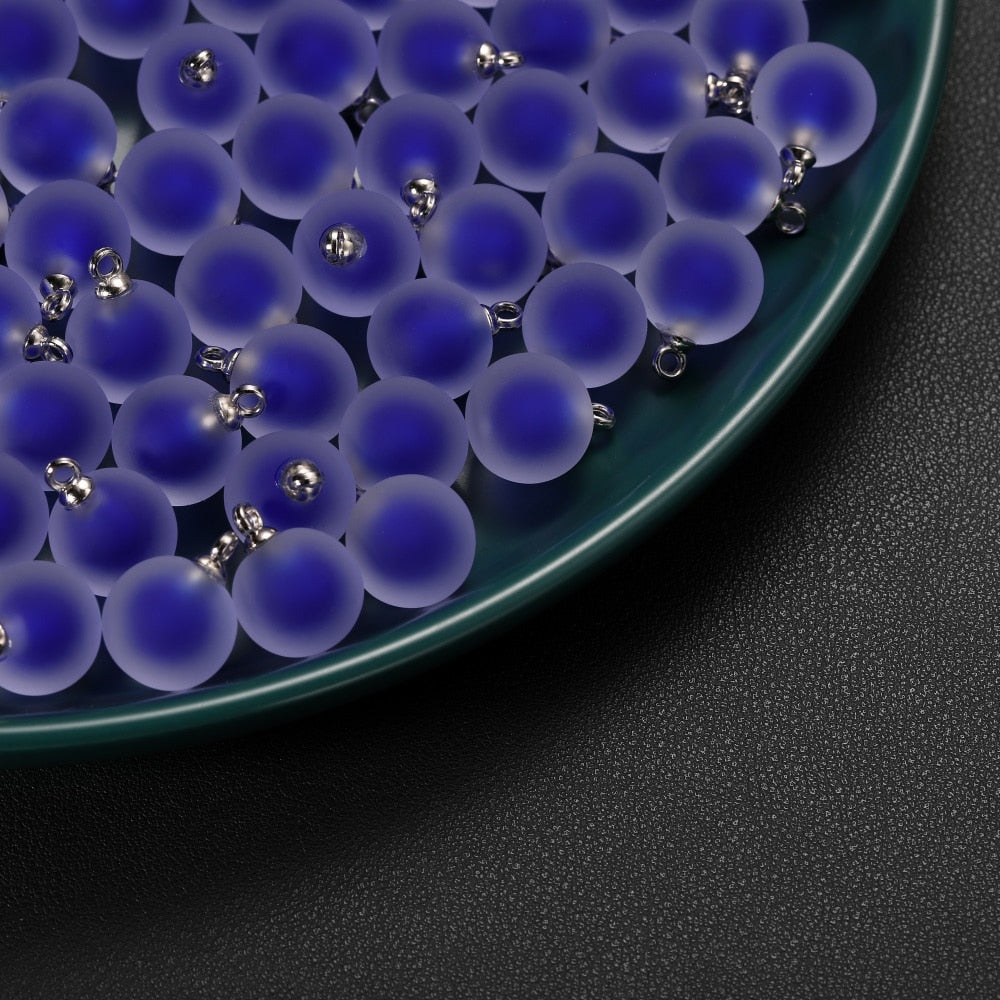 Mattierter runder Charms-Anhänger aus Harz