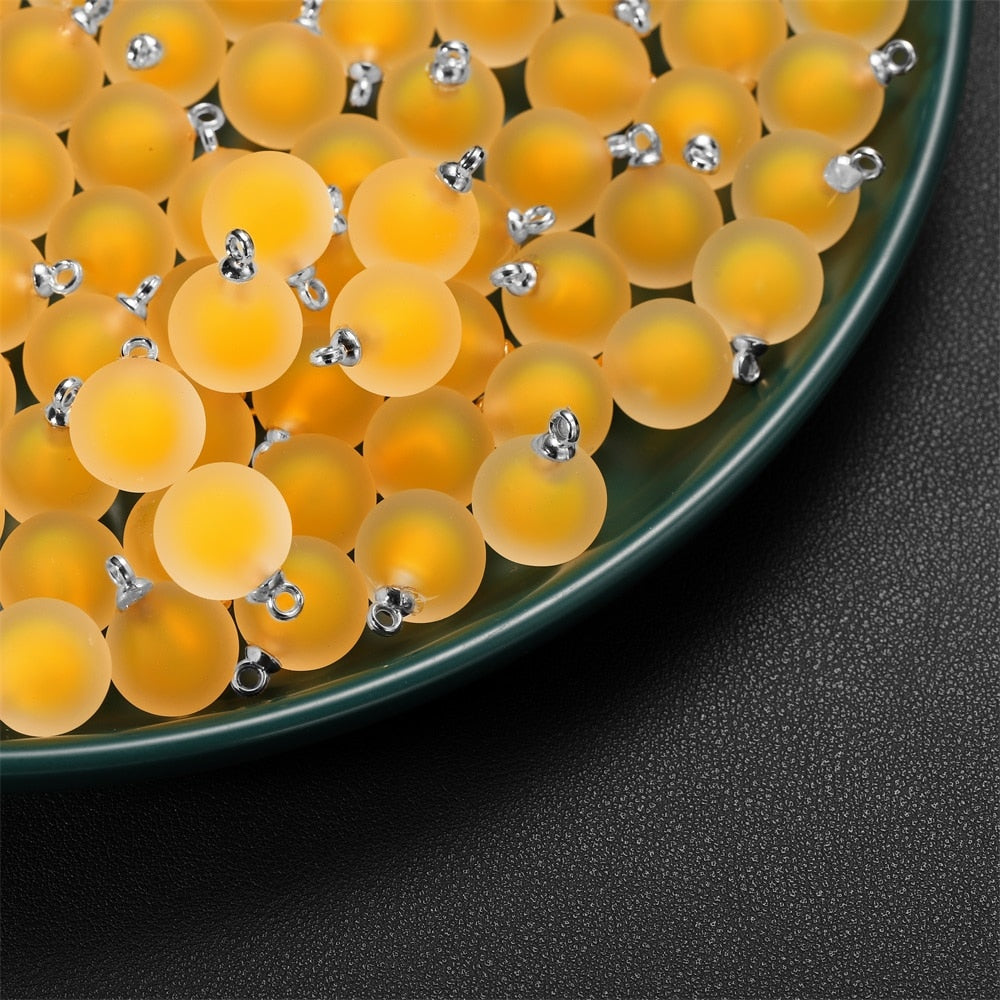 Mattierter runder Charms-Anhänger aus Harz