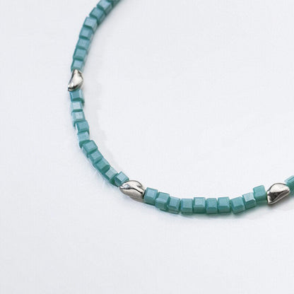 Quadratisches verstellbares Armband mit grünem Kristall