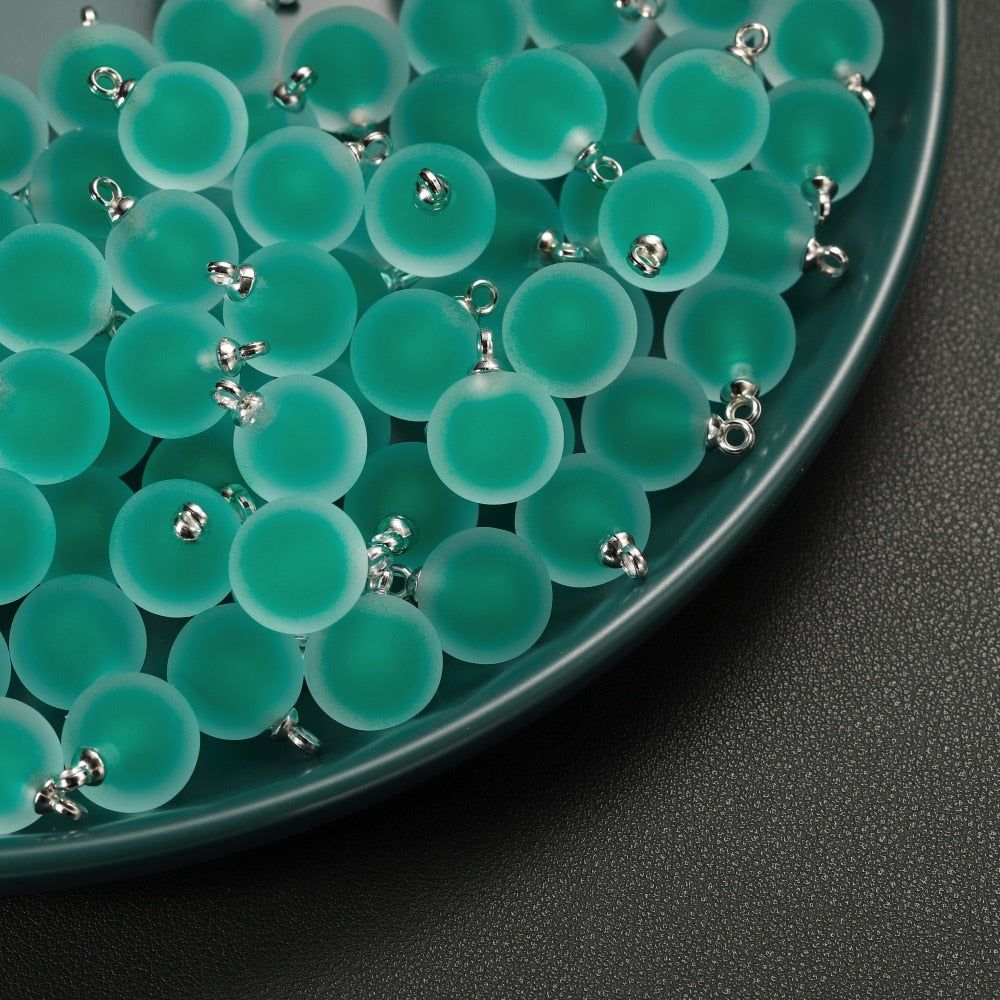 Mattierter runder Charms-Anhänger aus Harz