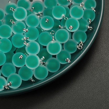 Mattierter runder Charms-Anhänger aus Harz